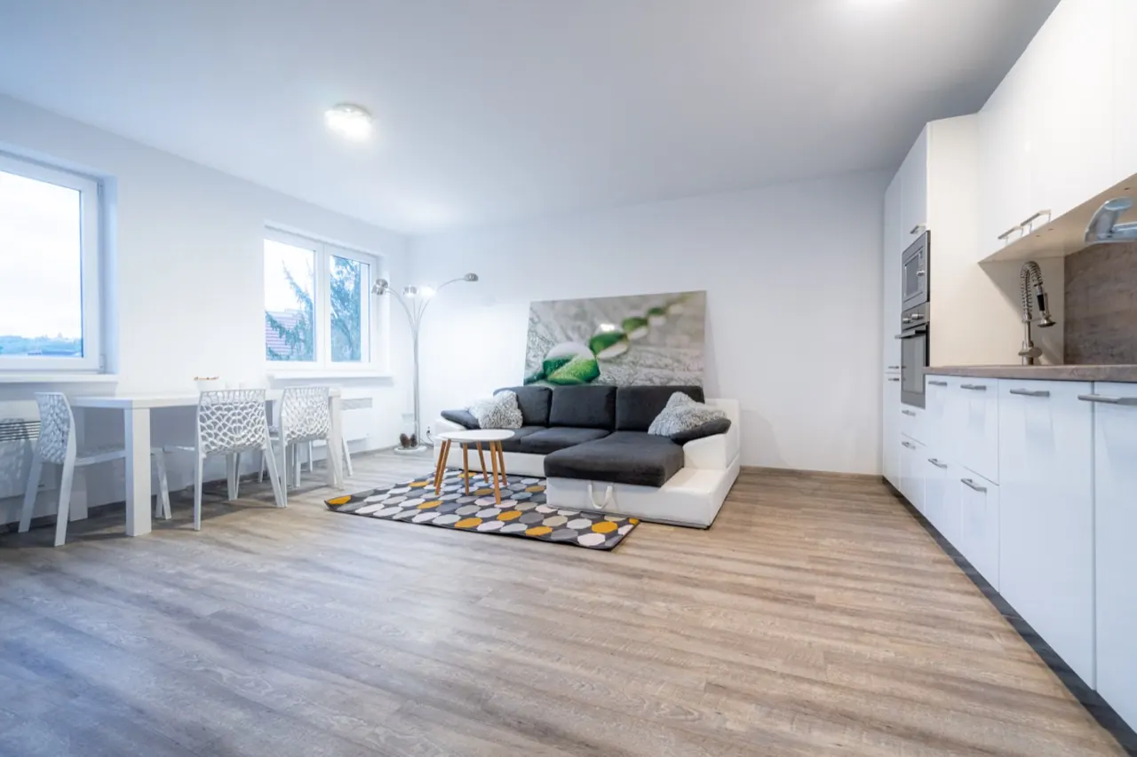 Obývací pokoj bytu Floriánova po výmalbě a home stagingu