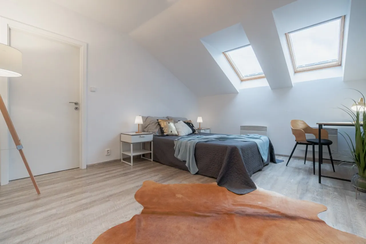 Prostorná ložnice se střešními okny Velux