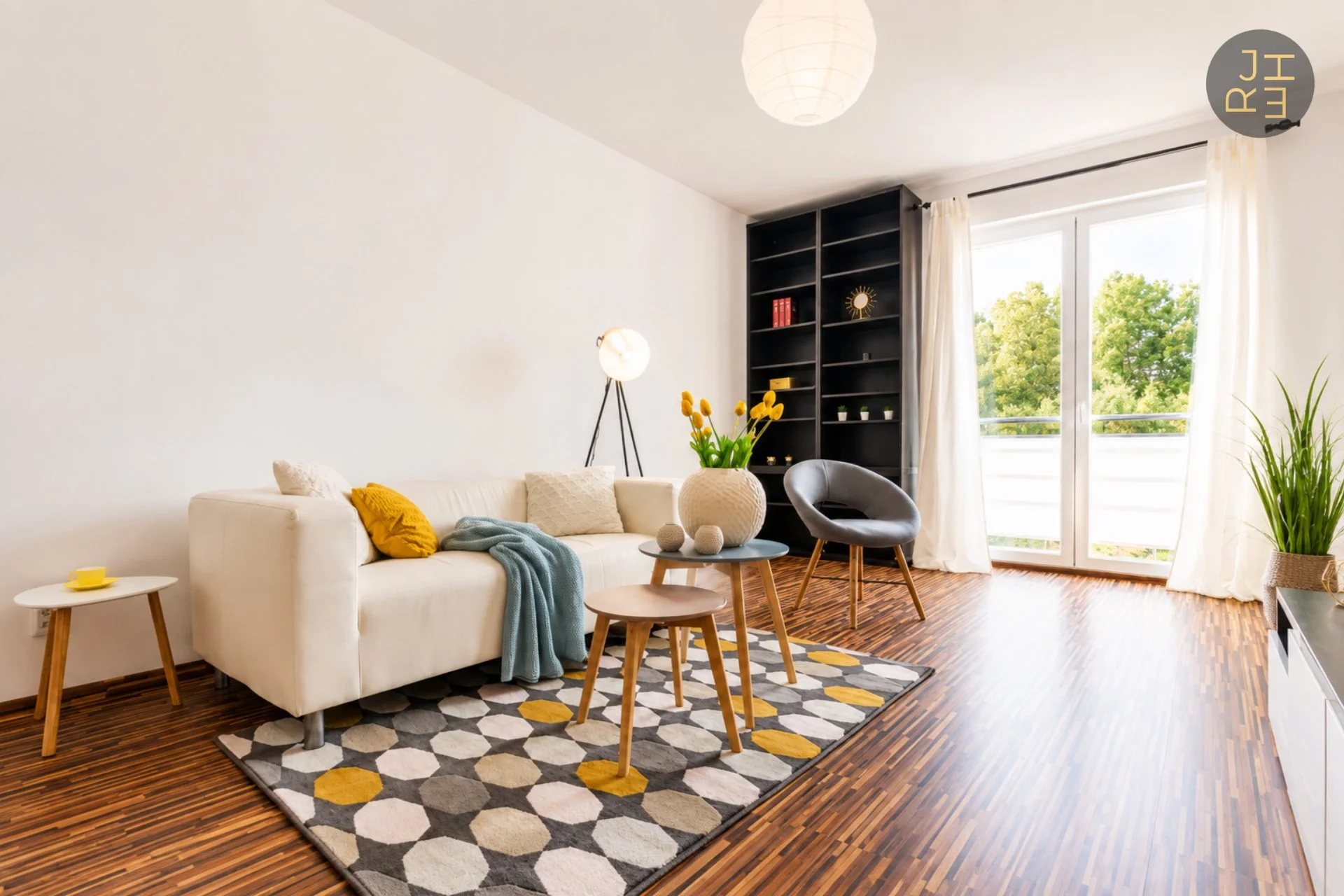 Obývací pokoj bytu Haškova po výmalbě a home stagingu