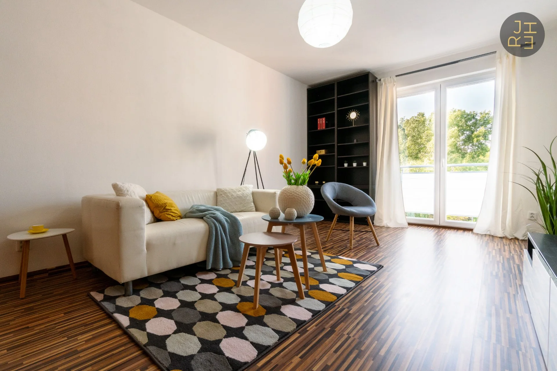 Široký pohled na obývací pokoj po home stagingu