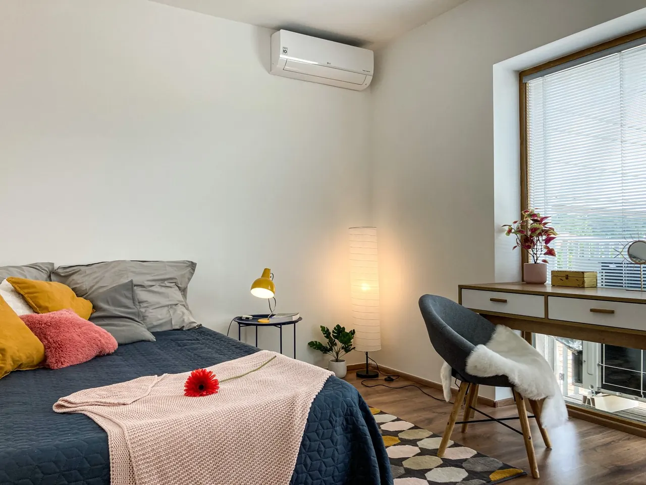 Pokoj bytu Košinova po výmalbě, instalaci světla a home stagingu