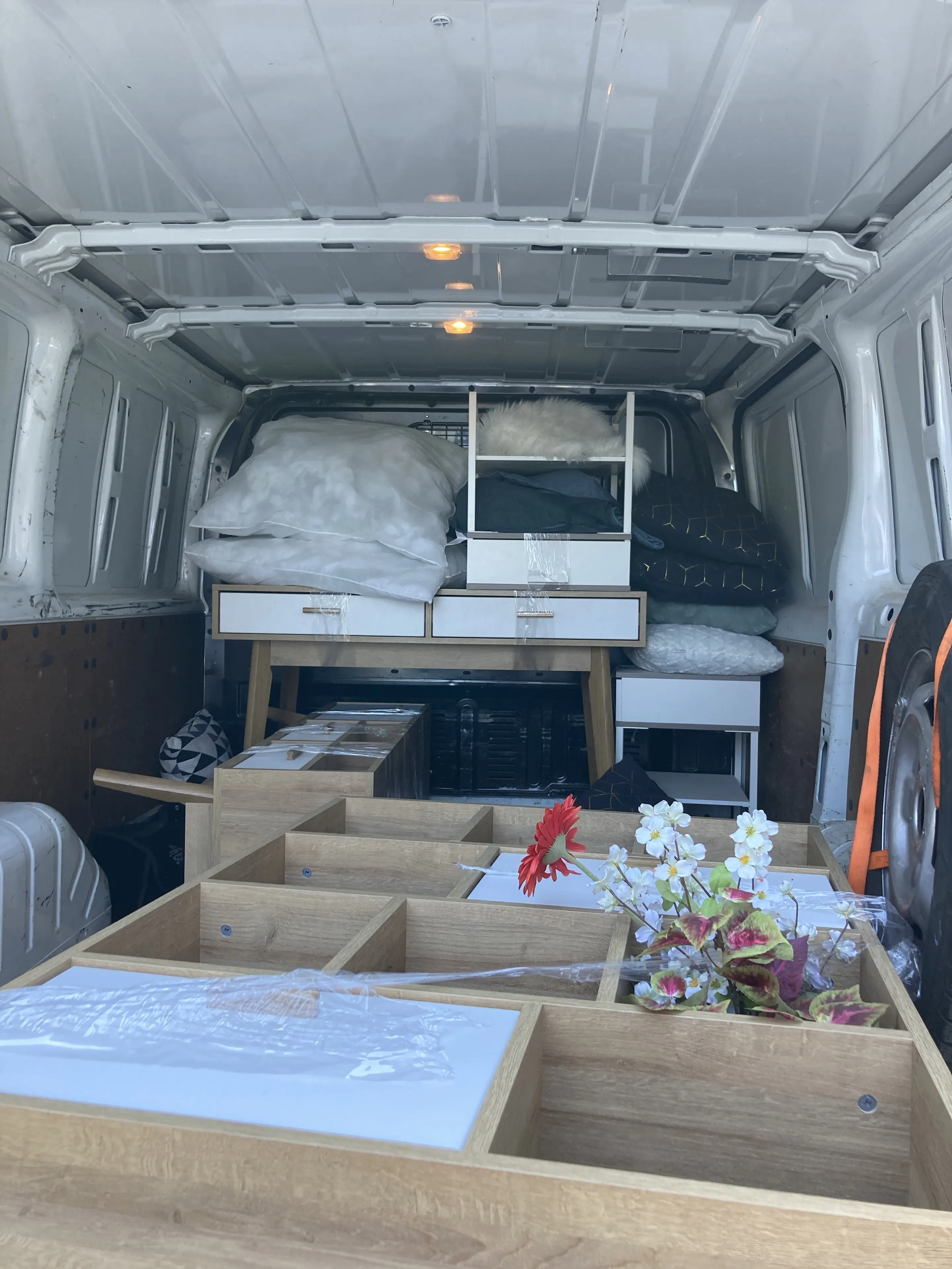 Dodávka naplněná nábytkem a doplňky pro home staging bytu Košinova