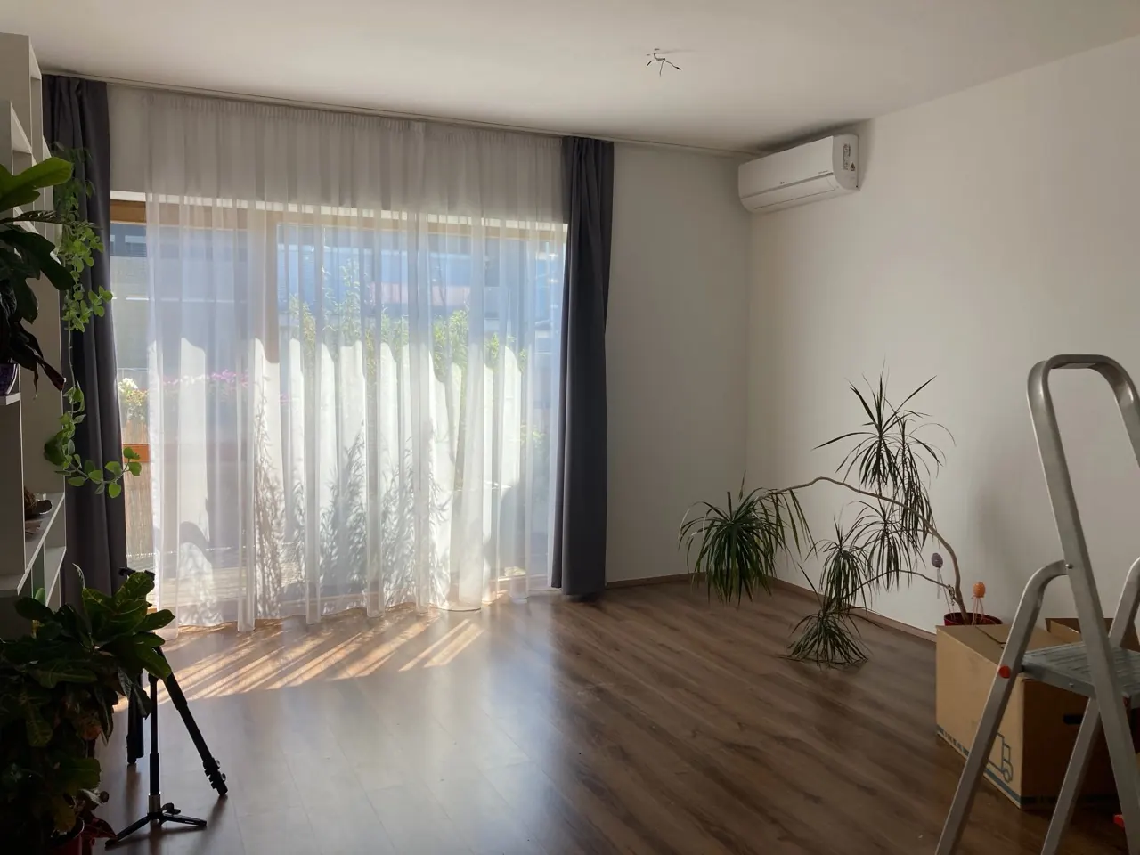 Obývací pokoj bytu Košinova před přípravou a instalací svítidla