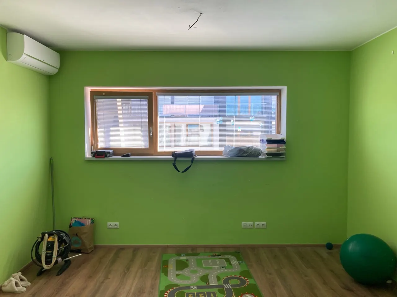 Pokoj bytu Košinova před výmalbou a instalací svítidla