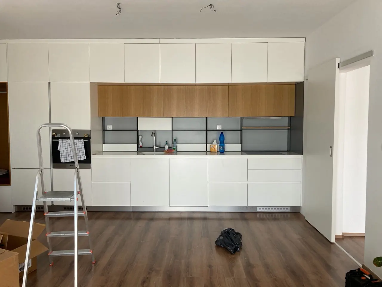Kuchyň bytu Košinova během instalace osvětlení