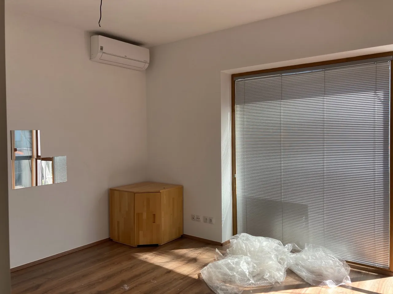Pokoj bytu Košinova před instalací svítidla a home stagingem