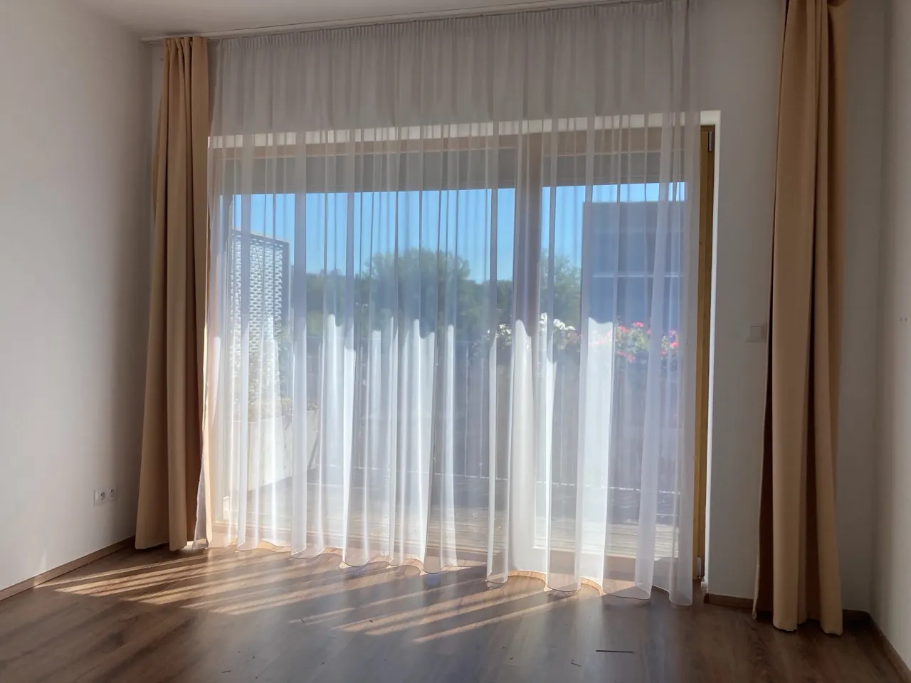Místnost s výstupem na terasu před home stagingem