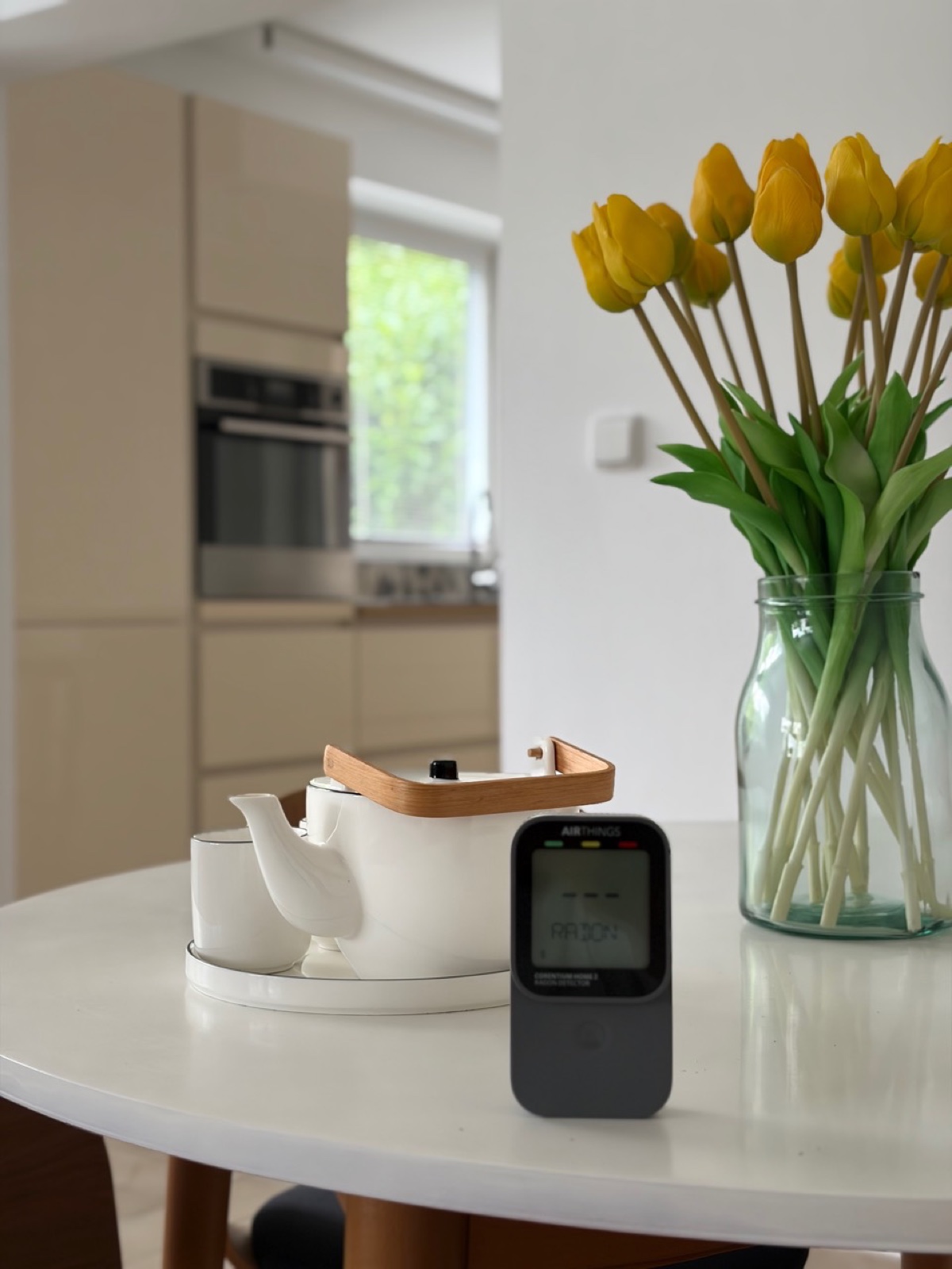 Airthings Corentium Home 2 při orientačním sledování radonu v interiéru