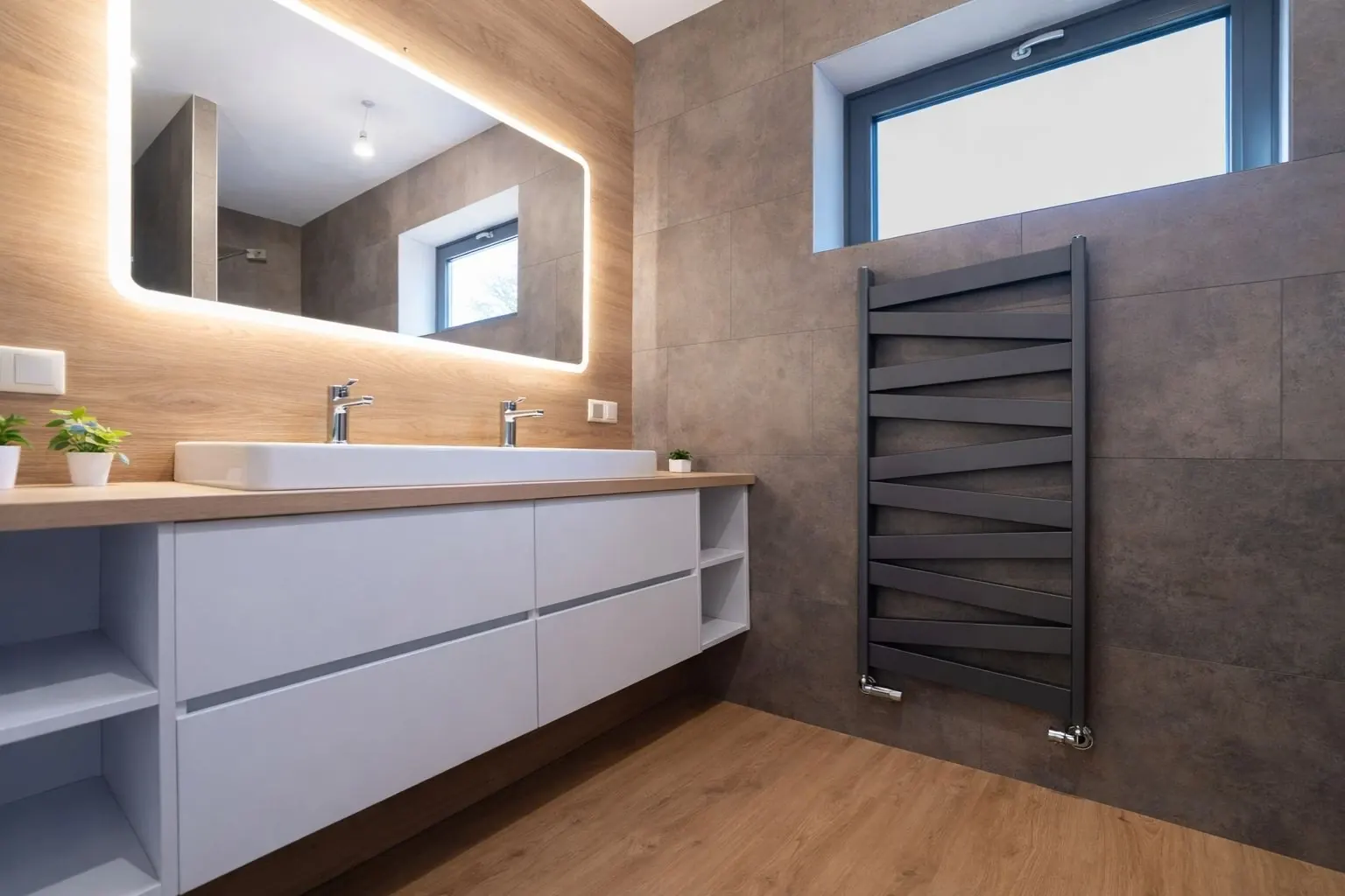 Koupelna s walk-in sprchovým koutem a dvojumyvadlem