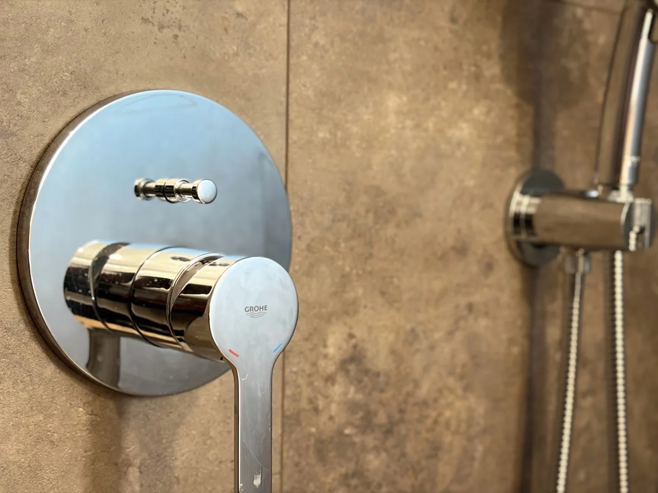 Detail podomítkové sprchové baterie Grohe